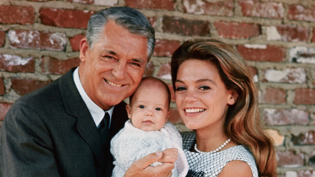 Cary Grant hält sein Baby Jennifer Grant mit seiner Frau Dyan Cannon im Arm