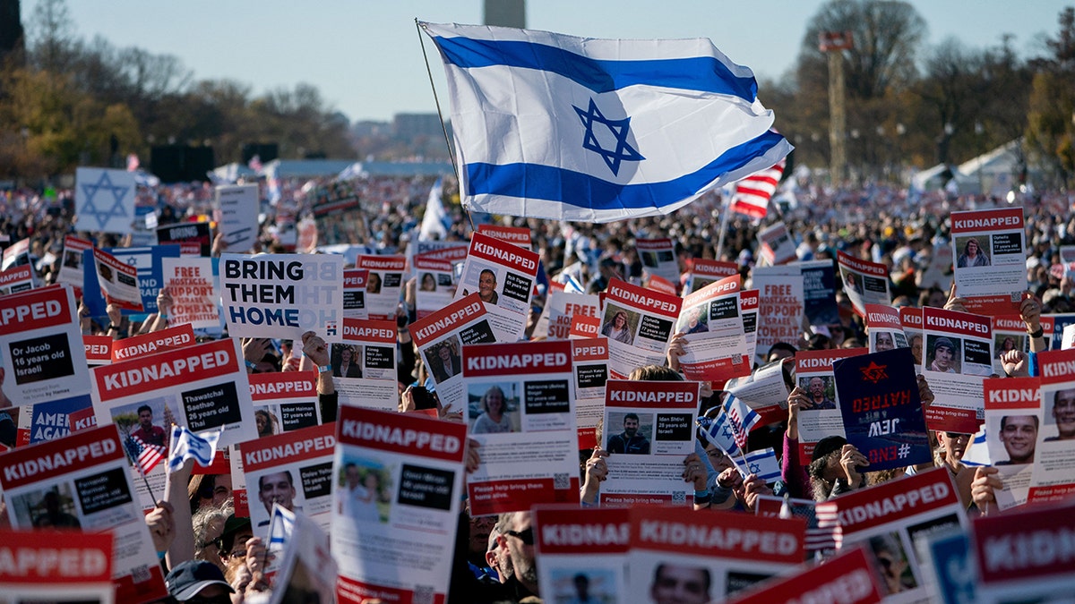 Demonstranten prangern Antisemitismus an und fordern die Freilassung der in Gaza gefangenen Geiseln der Hamas