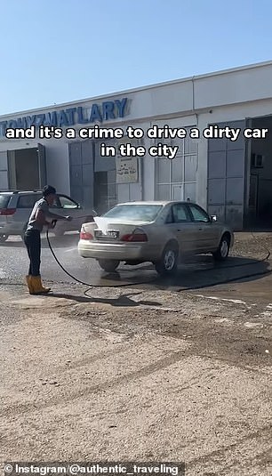 Er fügte außerdem hinzu: „Aschgabat ist als die Stadt des Marmors bekannt und jedes Auto muss weiß oder silbern sein und es ist ein Verbrechen, ein schmutziges Auto in der Stadt zu fahren.“