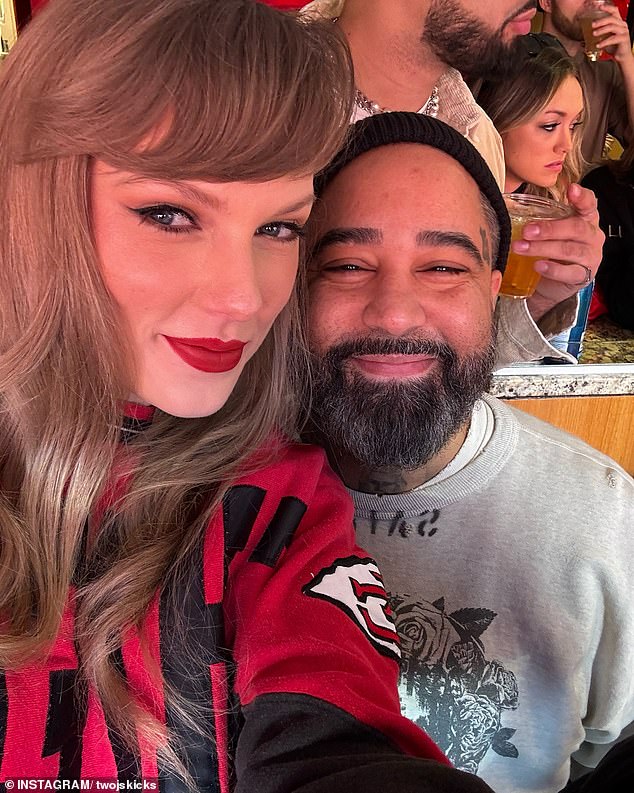 In Travis‘ Suite posierte Swift für ein Selfie mit einem Fan, bevor er sich niederließ, um das Spiel anzusehen