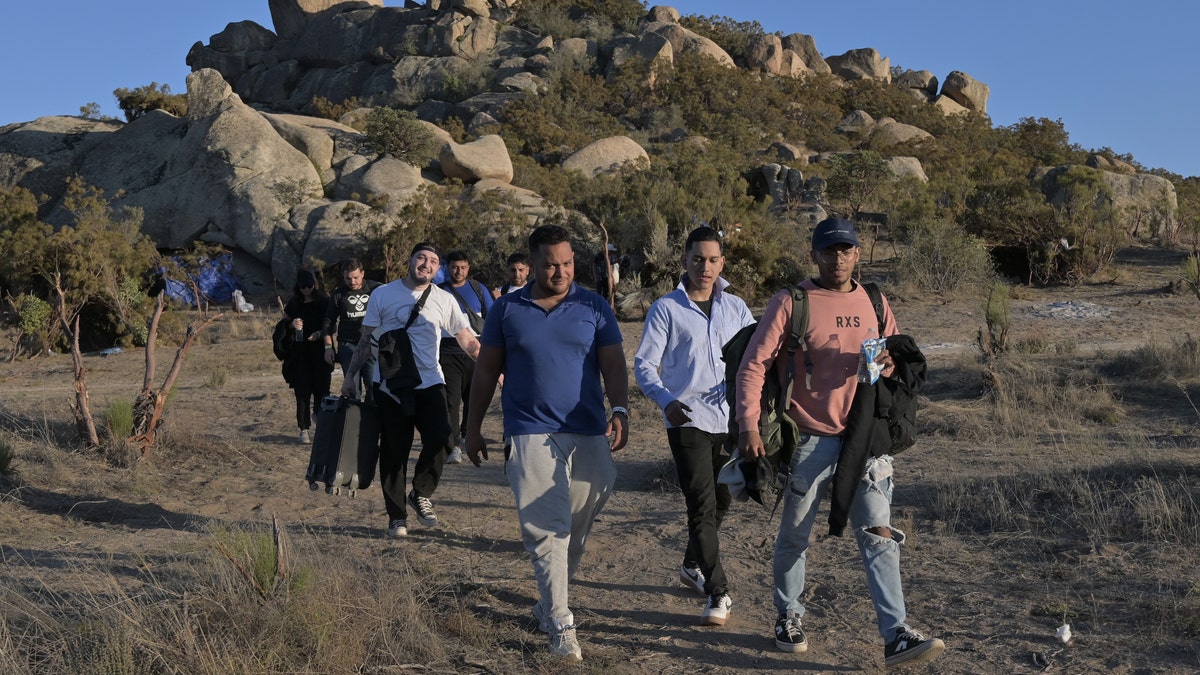 Migranten überqueren die Grenze zwischen Kalifornien und Mexiko in die USA