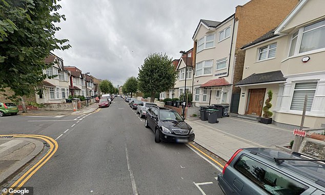 Der 20-Jährige wurde auf der Rostrevor Avenue in Stamford Hill im Norden Londons ausgeraubt (im Bild)