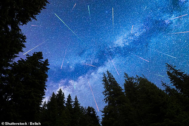 Während die Sternschnuppen hauptsächlich weiß sind, können aufmerksame Betrachter auch gelbe, grüne, rote oder blaue Meteore entdecken