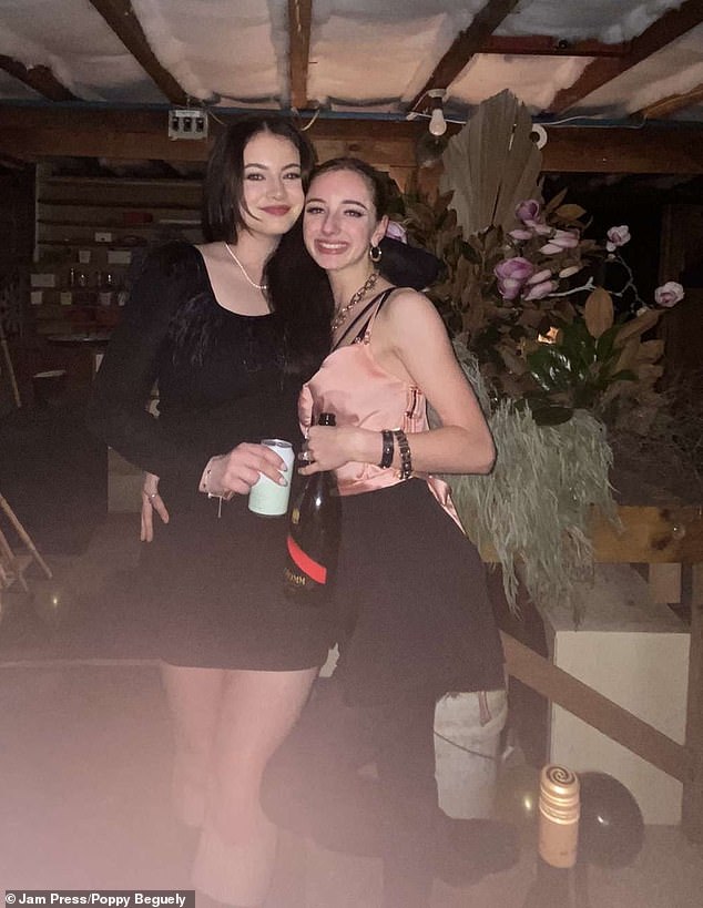 Poppy (rechts) bei einem Abend mit einer Freundin im Jahr 2022