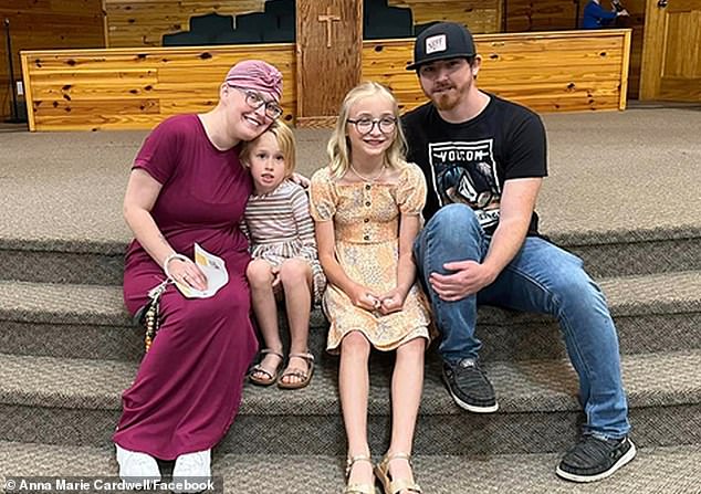 Die Mutter der beiden Mädchen Kaitlyn (11) und Kylee (8) unterzog sich einer Chemo- und Immuntherapie, um ihren Krebs zu besiegen