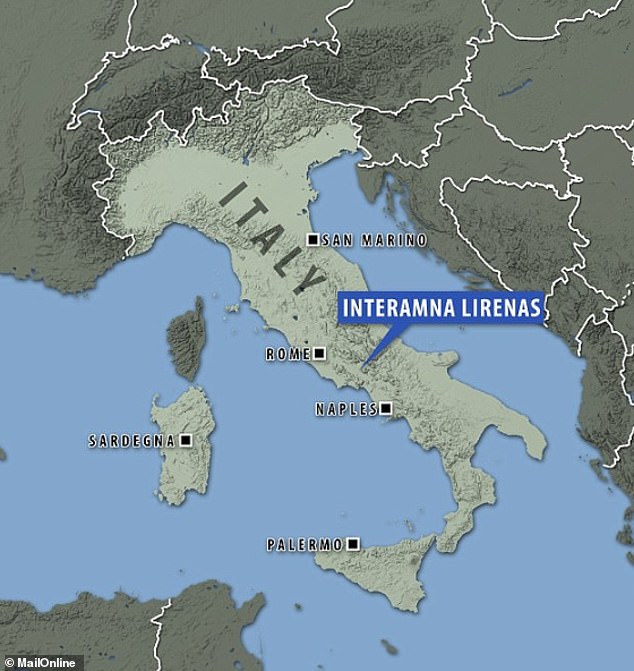 Der Standort Interamna Lirenas befindet sich auf einem südlichen Ausläufer einer Flussterrasse mitten im Liri-Tal, einem wichtigen Kommunikationsweg durch Mittelitalien