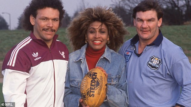 Cliff Lyons (Bild links) und Gavin Miller (rechts) mit Tina Turner während einer Werbetour in Australien, bei der die verstorbene Sängerin beim großen NRL-Finale auftrat