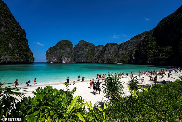 Maya Bay: Der ikonische Ort wurde durch den Film „The Beach“ aus dem Jahr 2000 mit Leonardo DiCaprio berühmt – obwohl er klein ist, zieht er jeden Tag Massen von Touristen an.
