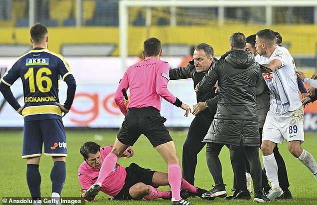 Koca stürmte nach dem Unentschieden seiner Mannschaft gegen Rizespor auf das Spielfeld und attackierte den Schiedsrichter