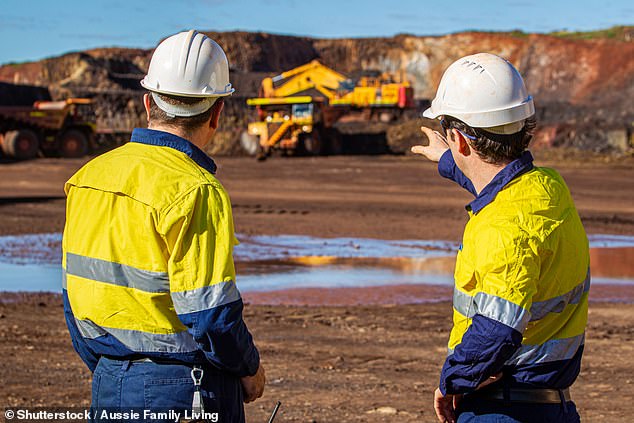 Hochqualifizierte Arbeitskräfte mit einem Einkommen von mindestens 135.000 US-Dollar haben Anspruch auf einen neuen Spezialisierungspfad, der „Innovation und die Schaffung von Arbeitsplätzen vorantreiben“ soll (abgebildet ist ein Archivbild von Bergbauingenieuren in der Region Pilbara in Westaustralien).
