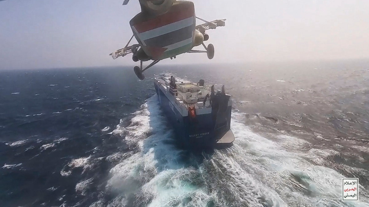 Hubschrauber nähert sich dem Schiff
