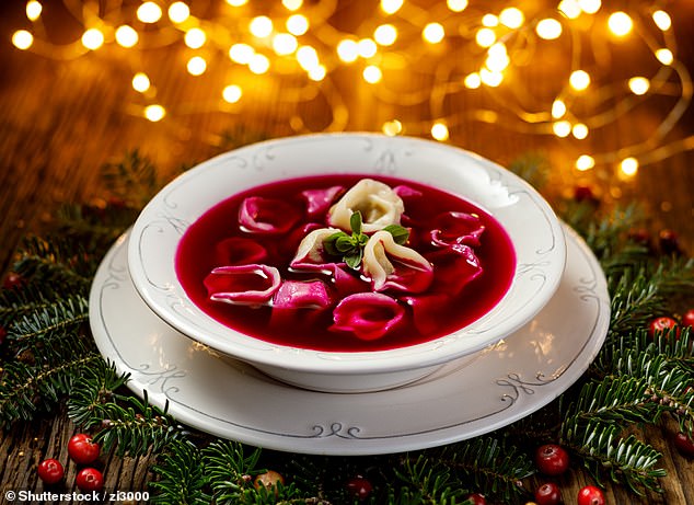 Rote-Bete-Suppe oder Borschtsch ist eine traditionelle Vorspeise, die man in Polen typischerweise an Heiligabend genießt