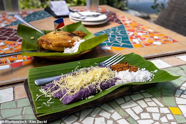 Zwei Reisgerichte, Bibingka (oben) und Puto Bumbong (unten), werden auf den Philippinen während der langen Feierlichkeiten vor dem Weihnachtstag gegessen