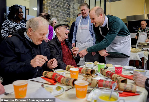 Der Royal erzählte einem der Gäste im Weihnachtsparrt einen Witz, während er sich einen Pudding gönnte