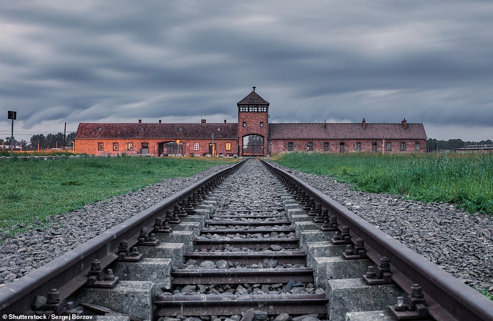 Trotz der umfangreichen Beweise aus Aufzeichnungen, Überresten und Zeugenaussagen glauben viele junge Amerikaner nicht an die Schrecken, die sich vor etwa 80 Jahren ereigneten – und an die Social-Media-Plattformen.  Abgebildet ist das Konzentrationslager Auschwitz im besetzten Polen