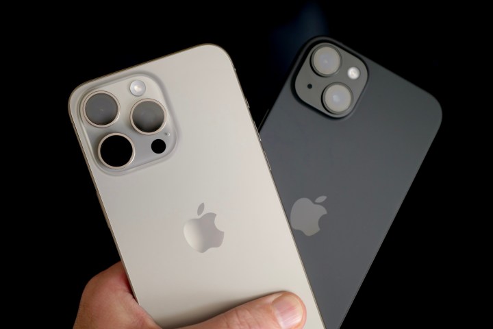 Eine Person hält das Apple iPhone 15 Plus und das Apple iPhone 15 Pro Max.