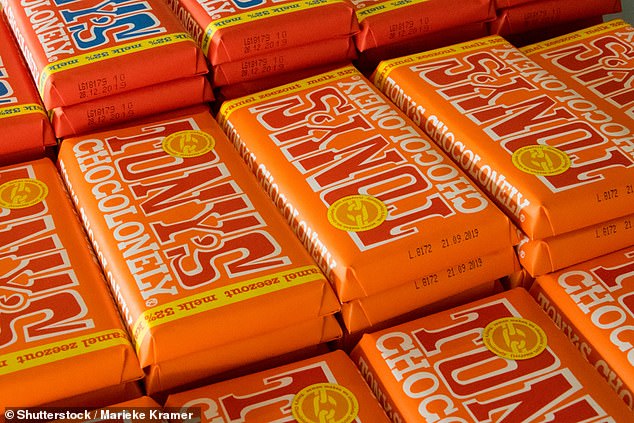 Die ikonische orangefarbene Verpackung von Tony's Chocolonely, dessen Name seine Wurzeln in der Bekämpfung der Kakaosklaverei hat (Archivbild)