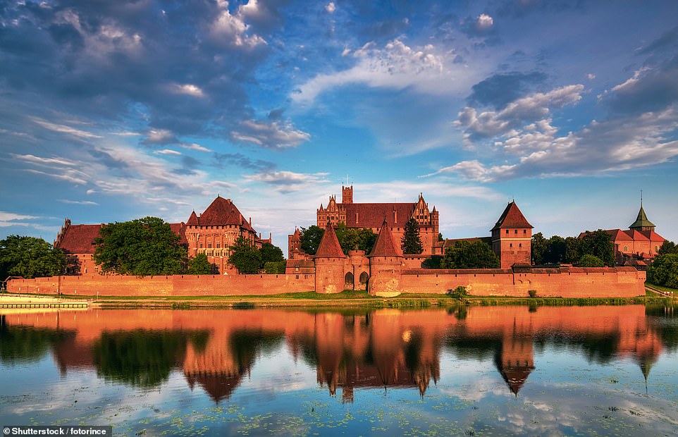 Die Burg Marienburg liegt am Ostufer des Flusses Nogat in Malbork, etwa 25 Meilen südlich der Küste