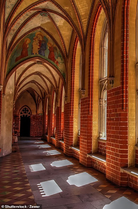 Touristen können durch die gotischen Gänge des Schlosses schlendern, wie hier zu sehen ist