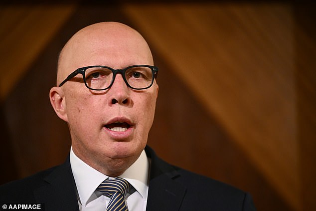 Oppositionsführer Peter Dutton bezeichnete die Entscheidung, den Termin zu verschieben, als „verrückt“ und „völlig inakzeptabel“ und forderte Herrn Smith auf, seine Entscheidung öffentlich zurückzunehmen