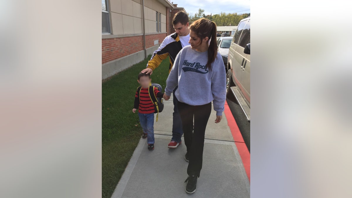 Libby Caswell geht mit ihrem Sohn und ihrem Freund spazieren