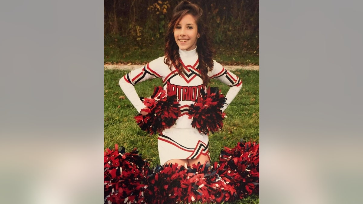 Libby Caswell in einer Cheerleader-Uniform