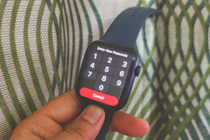 Eine Apple Watch zeigt eine Passcode-Eingabeaufforderung an.
