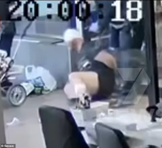 CCTV-Aufnahmen von außerhalb des Torrensville Plaza im inneren Westen von Adelaide zeigen, wie das Paar von Spezialpolizisten festgenommen wird, während es mit seinem acht Monate alten Baby zusammen war