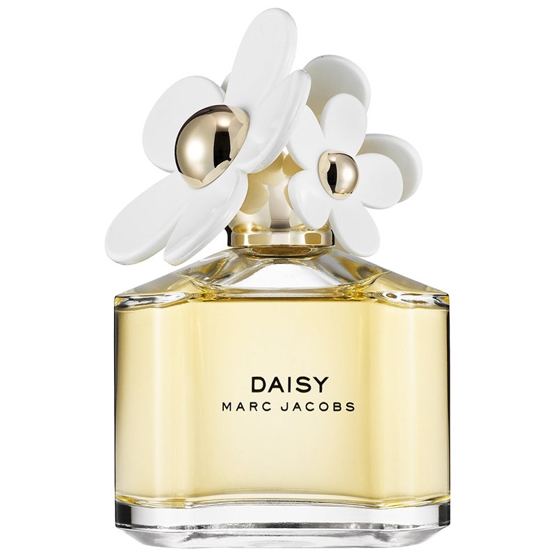 Marc Jacobs Daisy Eau de Parfum: Eine quadratische Parfümflasche aus Glas mit einem goldenen Verschluss, der mit weißen und goldenen 3D-Blumen auf weißem Hintergrund verziert ist