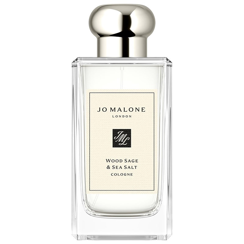Jo Malone London Wood Sage & Sea Salt Cologne: eine rechteckige Parfümflasche aus Glas auf weißem Hintergrund