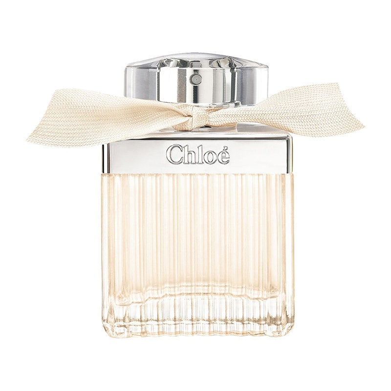 Chloé Eau de Parfum: Eine quadratische Glasparfümflasche mit silberner Sprühspitze und beigem Band auf weißem Hintergrund
