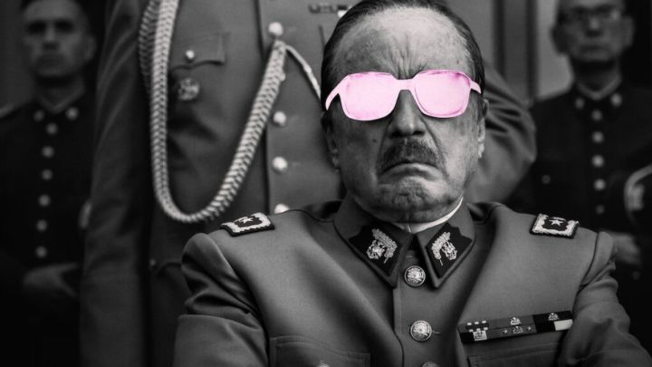 Jaime Vadell als Augusto Pinochet trägt im Film El Conde sitzend eine rosa Brille.