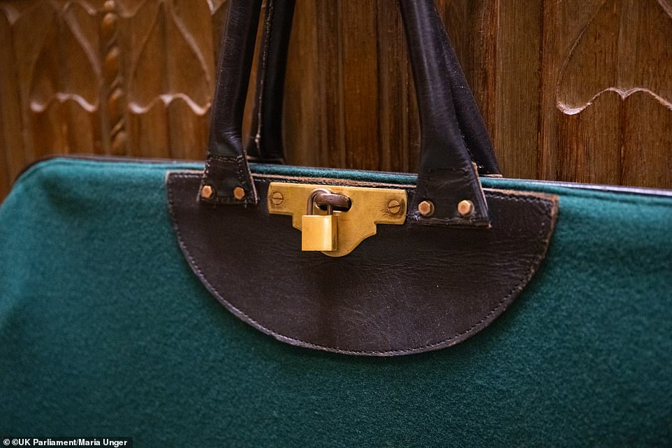 Dieses Bild zeigt, wie die Petitionstasche mit einem winzigen goldenen Vorhängeschloss verschlossen wird