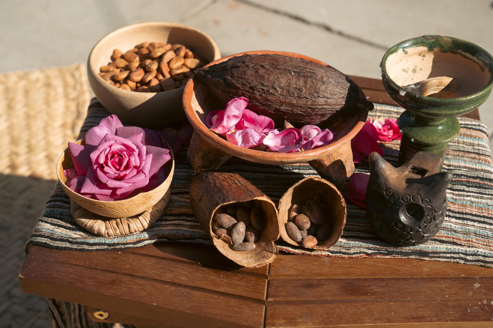 Rosen, Kakao und Copal auf einem kleinen Tisch