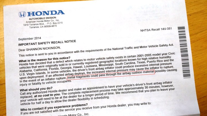 Ein Brief von Honda, in dem ein Rückruf wegen fehlerhafter Airbags angekündigt wird.