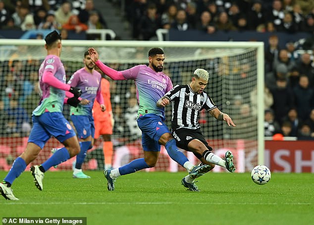 Im Gegensatz zu den Milan-Stars trotzte Newcastles Bruno Guimaraes der bitteren Kälte in kurzen Ärmeln