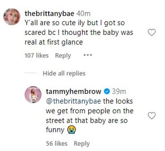 Tammy nahm die Kommentare gut gelaunt auf und antwortete einem Fan mit dem Scherz, dass sie das Gefühl habe, dass sich die Puppe „wahrscheinlich nachts bewegt“.