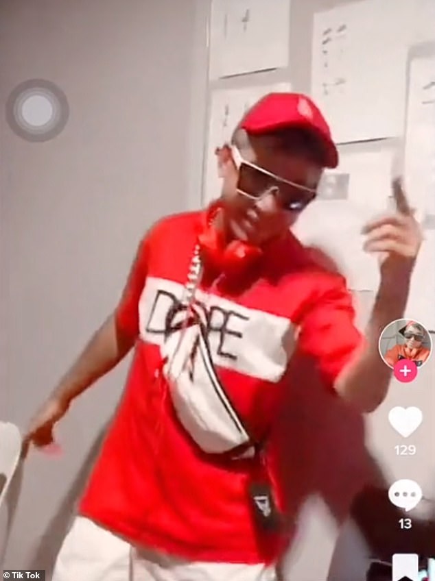 Papa, 33, zeigte in dem bizarren Video seine Freude über den Erwerb der neuen Sonnenbrille, indem er tanzte