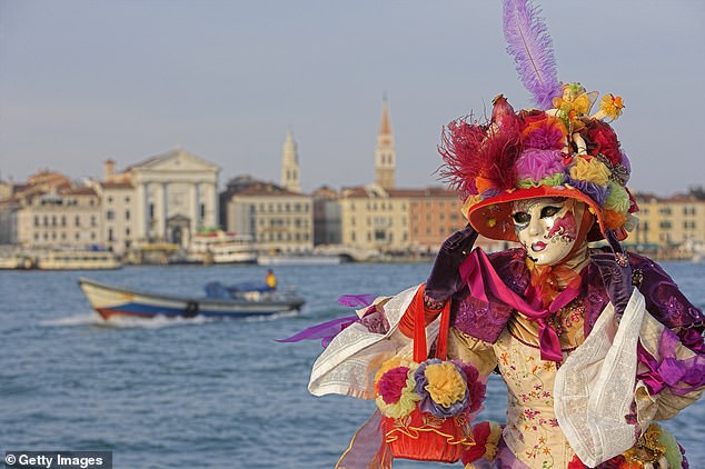 Max sagt: „Es ist besser, Reisen nach Venedig kurz und bündig zu halten.“  Drei oder vier Nächte sind perfekt.'  Oben abgebildet ist eine Frau mit Maske und farbenfrohem Kostüm am Canal Grande in Venedig