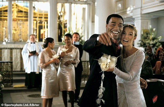 Der 67-jährige Drehbuchautor ist berühmt dafür, dass er 2003 „Tatsächlich Liebe“ geschrieben hat, in dem er acht verschiedene Paare während der festlichen Jahreszeit begleitet (im Bild: Keira Knightley und Chiwetel Ejiofor im Film).
