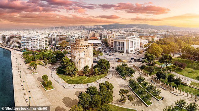 Thessaloniki verfügt über eine lange Promenade am Ägäischen Meer mit Blick auf den Olymp.  Im Bild: Der Weiße Turm von Thessaloniki am Wasser
