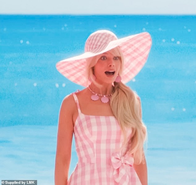 Da beliebte Kassenfilme wie „Barbie“ den Sommer über die Kinos dominieren, kann jetzt eine ganz neue Bevölkerungsgruppe den Film genießen: American Airlines, Southwest, United und Delta nehmen ihn diesen Monat in ihre Rotation auf (im Bild Margot Robbie als Barbie). 2023-Film)