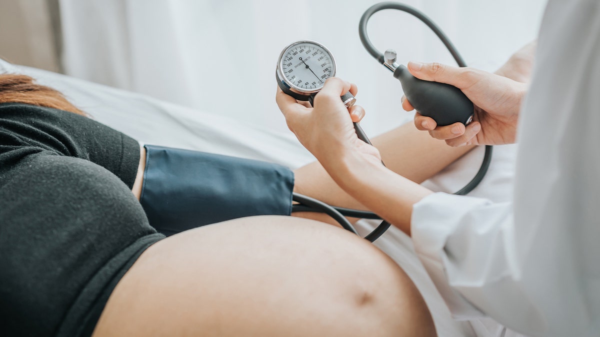 Blutdruck einer schwangeren Frau
