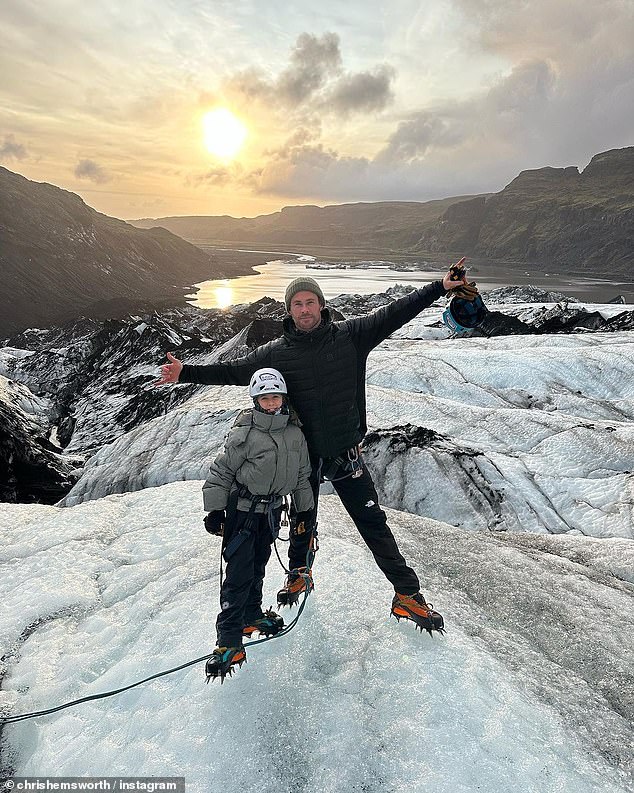 In der Zwischenzeit nahm Chris ihre neunjährige Tochter India mit auf einen Vater-Tochter-Ausflug nach Island