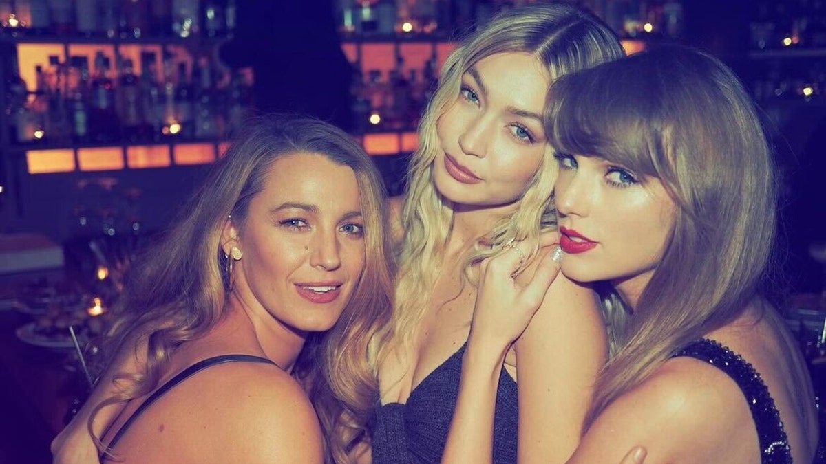 Taylor Swift, Blake Lively und Gigi Hadid posieren auf einem Foto