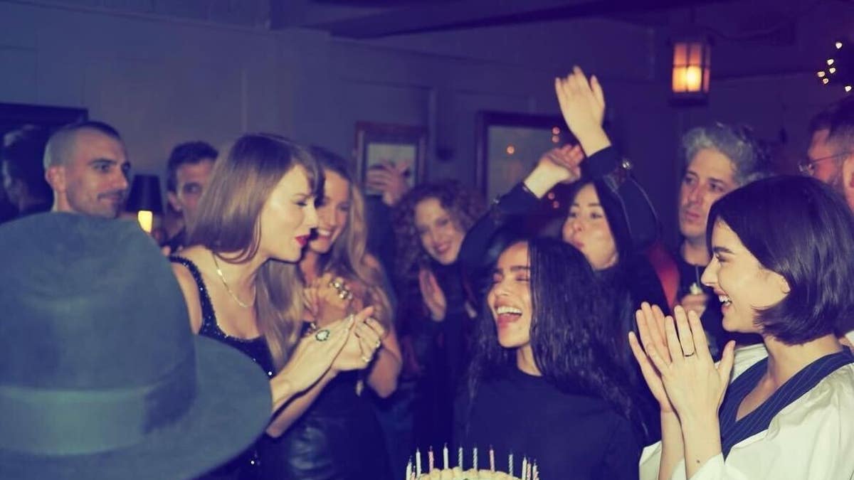 Taylor Swifts Freunde singen alles Gute zum Geburtstag