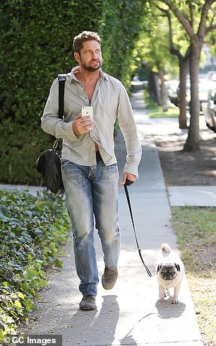 Auf dem Bild ist der Schauspieler Gerard Butler beim Spaziergang mit seinem Mops zu sehen