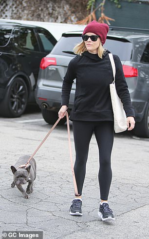 Schauspielerin Reese Witherspoon ist mit ihrer französischen Bulldogge zu sehen