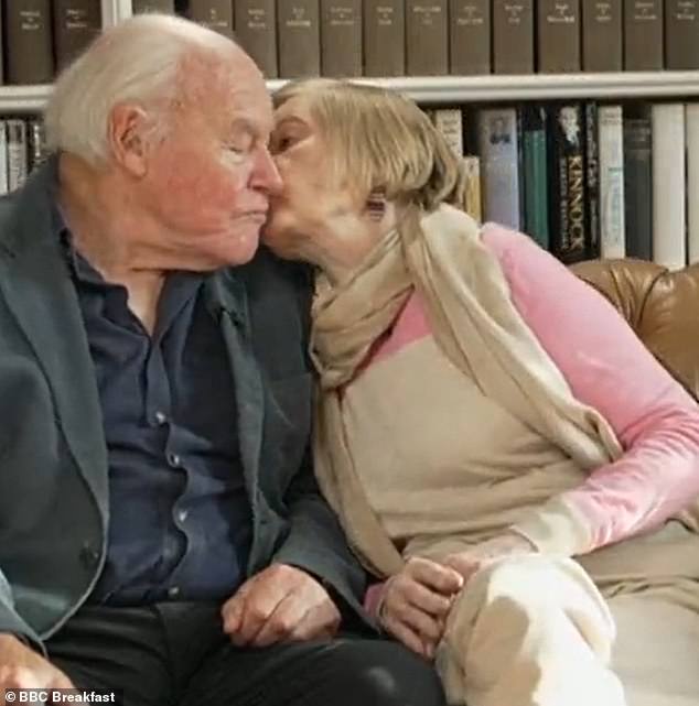 In einem BBC-Frühstücksinterview letzten Monat in ihrem Haus in Wandsworth gab Scales ihrem 60-jährigen Ehemann einen Kuss auf die Wange