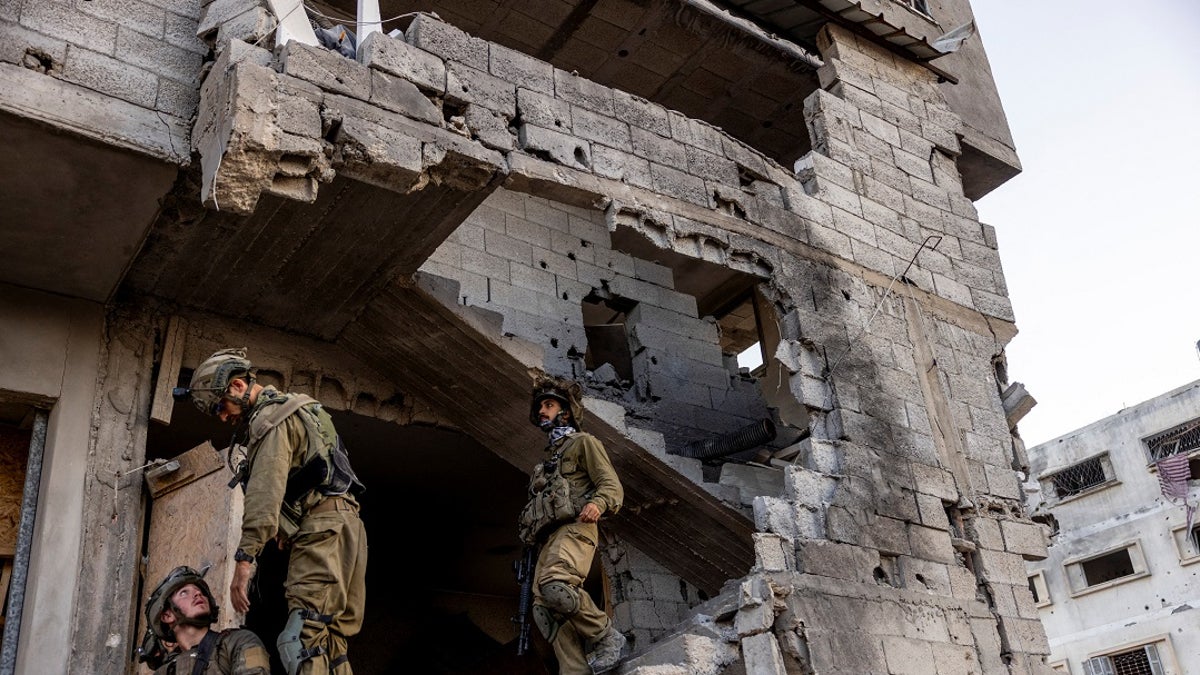 Israelische Soldaten in einem zerbombten Gebäude in Gaza